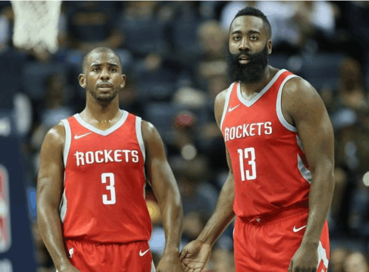 NBA-开拓者VS马刺 杨瀚森争抢篮板球