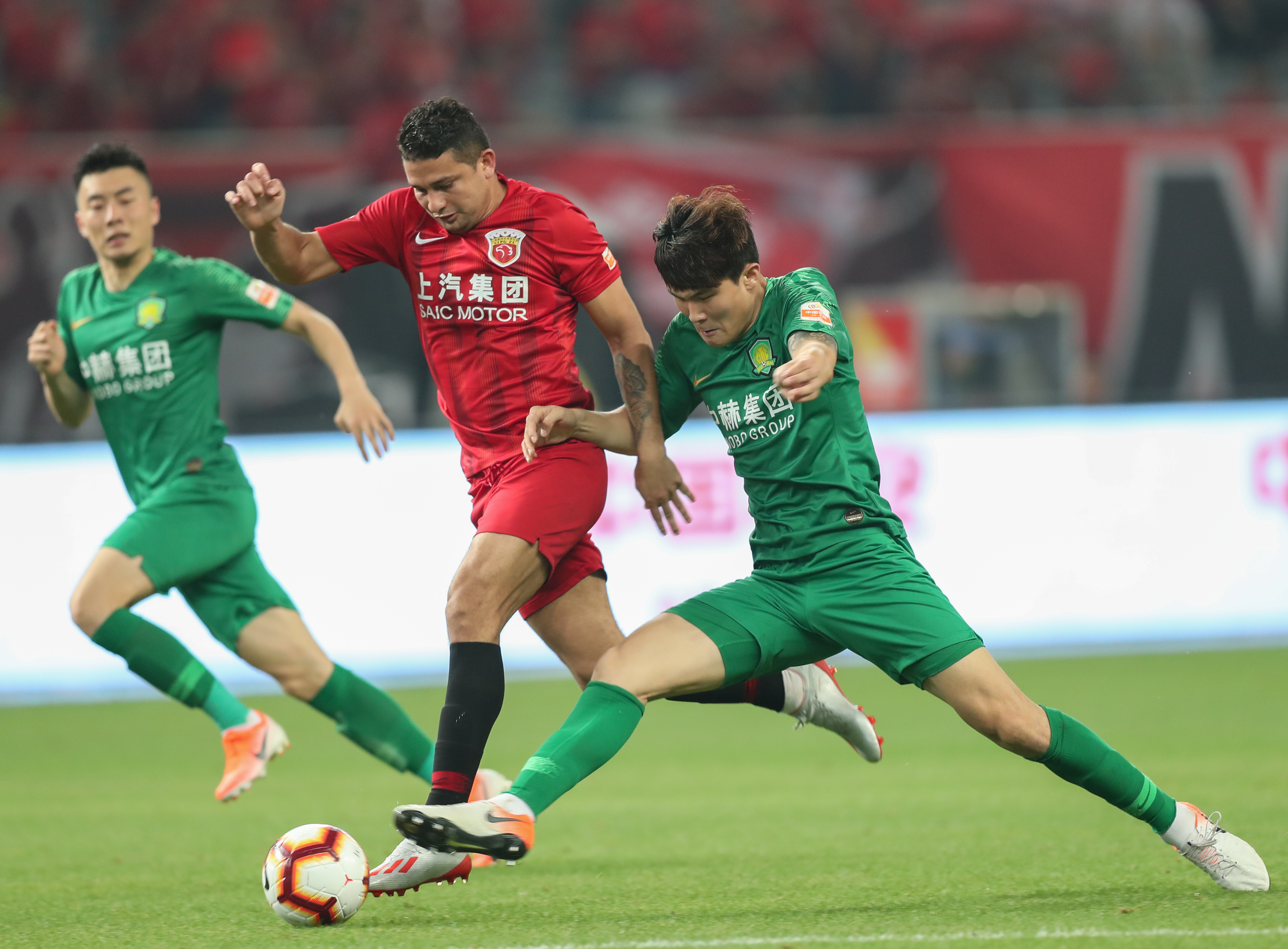 太阳报：麦克托米奈领意甲最佳球员奖，被女友透视着装抢风头