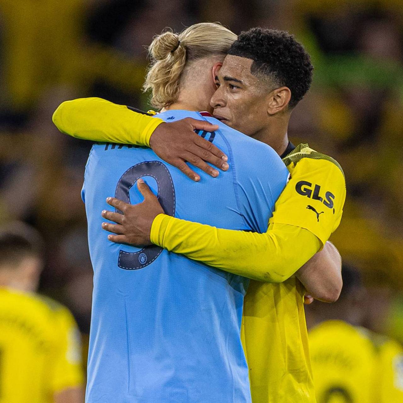 足球英超双红会爆发冲突，多人吃黄牌